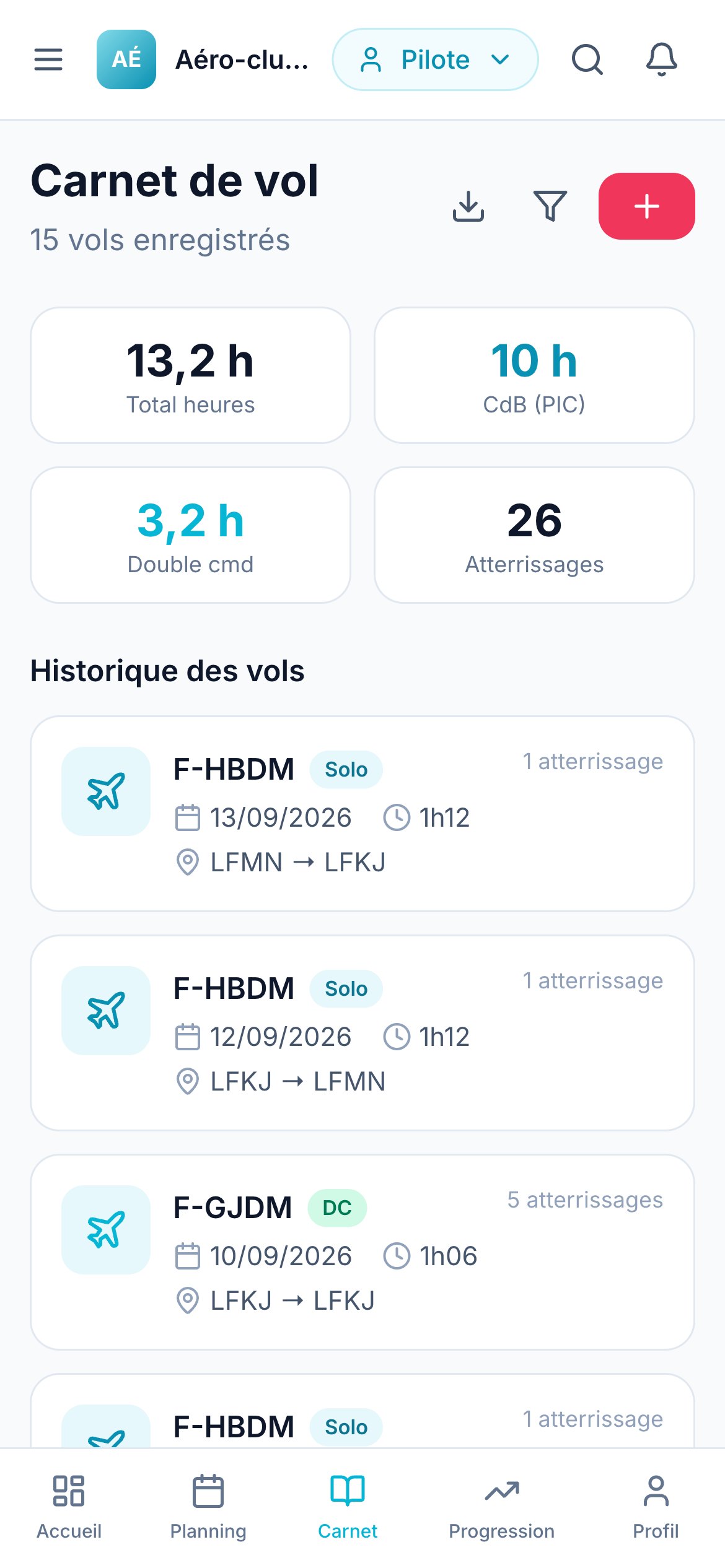 Carnet de vol sur téléphone : totaux et derniers vols avec leur route.